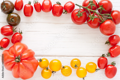 Rahmen aus bunten Tomaten