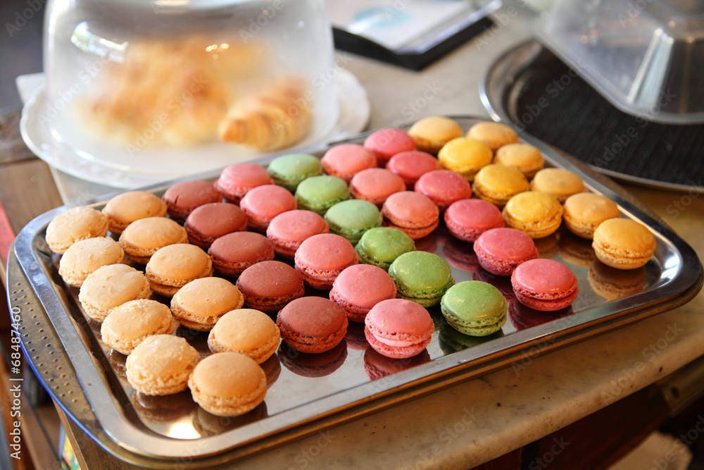 Macarons auf einer Kuchenplatte Macarons auf einer Kuchenplatte