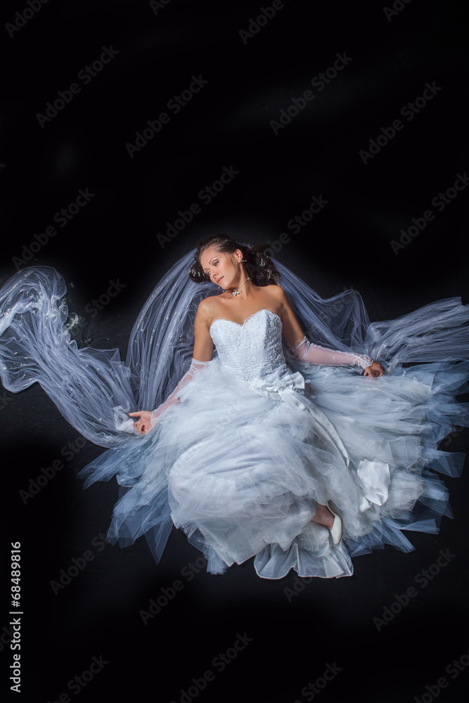 Naklejka premium Bride sitting under rain