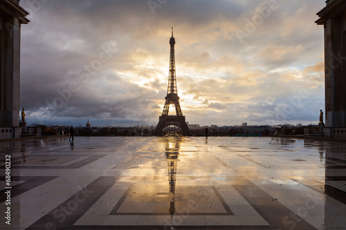 Wieża Eiffla w Paryżu w zimie w sunrise