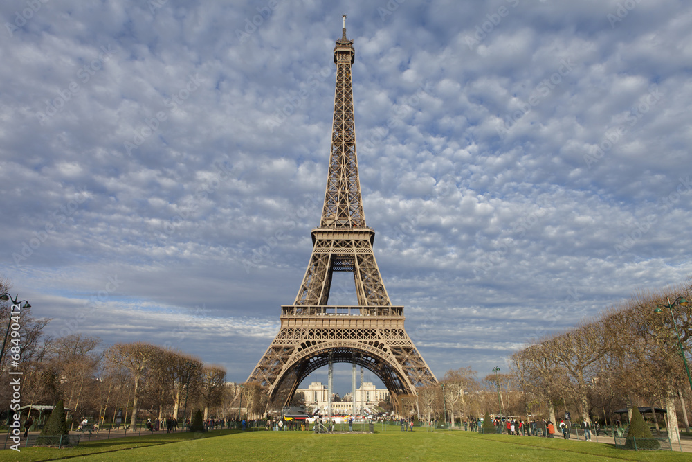 Fototapeta premium Eiffel Tower in Paris on the winter with the white clouds