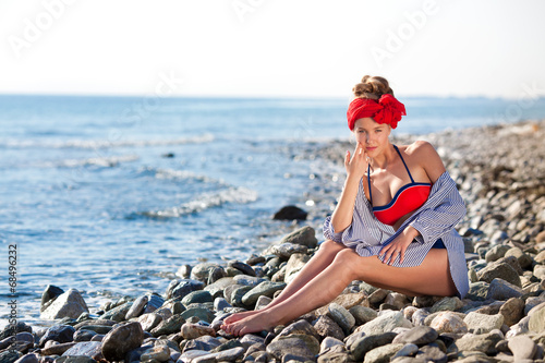 Tableau sur toile Красивая девушка в купальнике на пляже