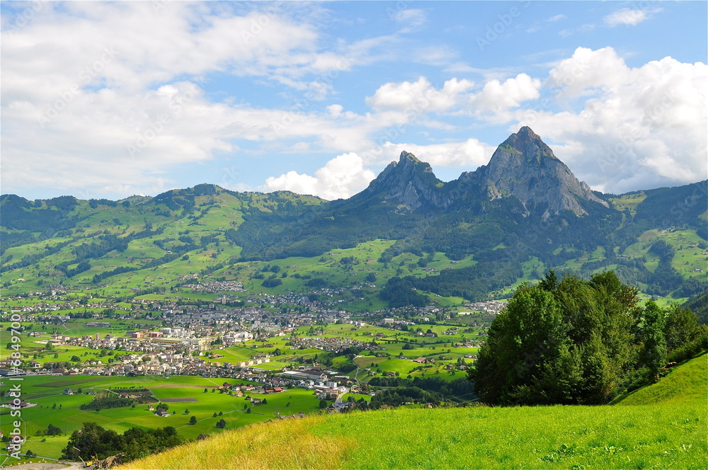 Blick auf Ortschaft Schwyz mit den beiden Mythen im Hintergrund