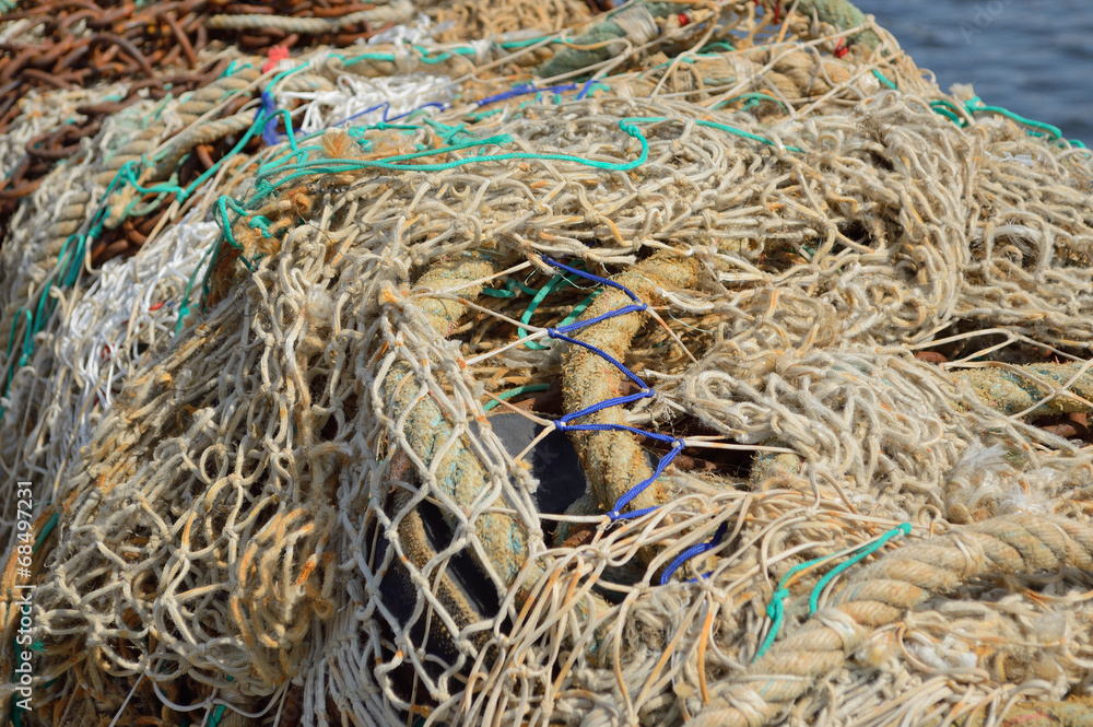 Fischernetze Taue und Ketten vor Meereshintergrund