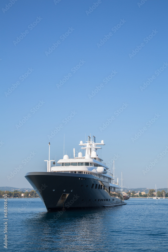 Traumschiff: megagroße Luxusyacht - Wohlstand der Millionäre