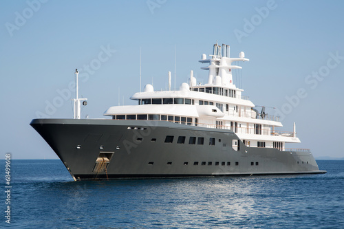 Luxus Mega Yacht  Konzept Geld und Verm  gen Million  re