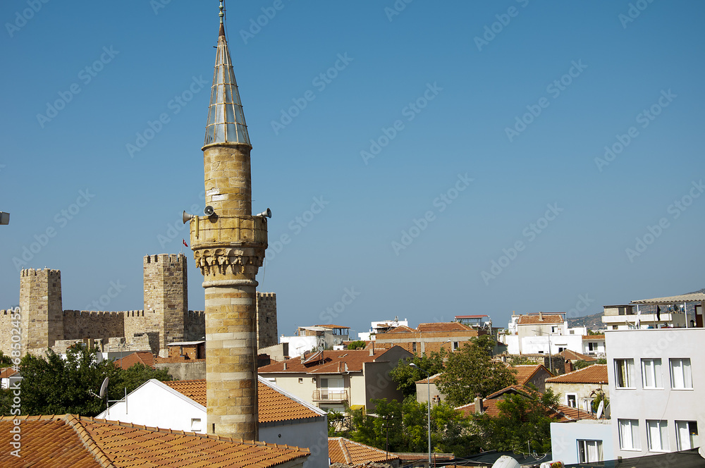 Obraz premium in front of a mosque minaret muslim district in Turkey