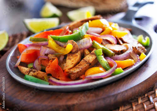 Canvas Print mexican chicken fajitas in iron skillet with peppers