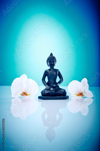 Buddah with white orchis