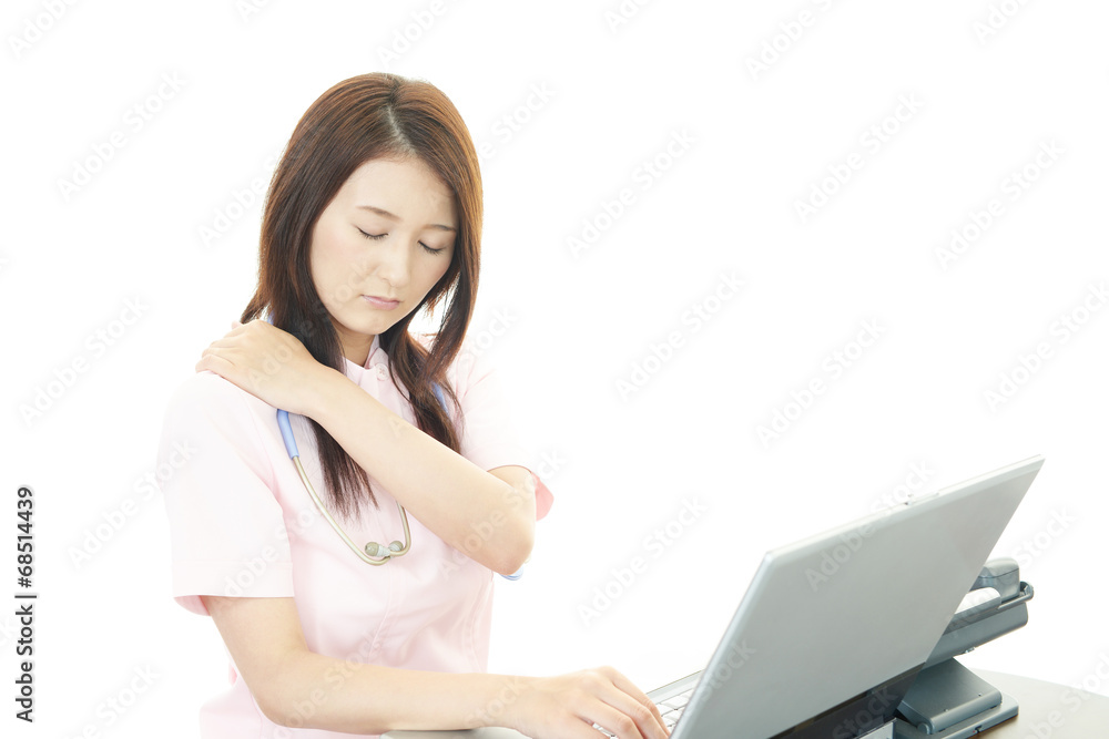 Naklejka premium 肩痛を訴える女性