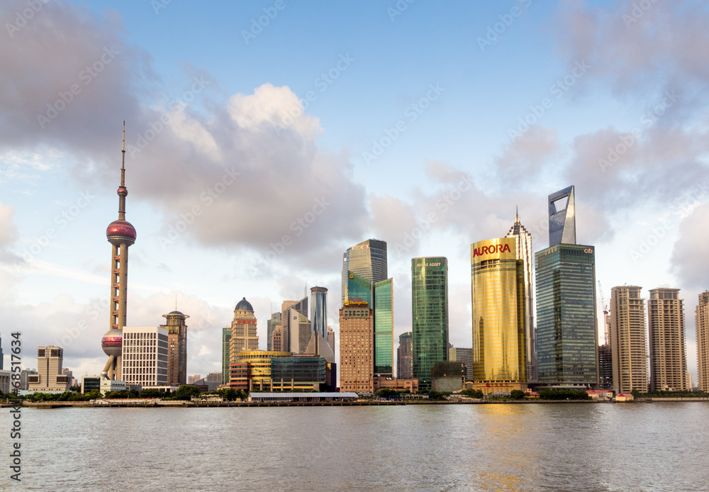 Obraz premium Krajobraz miejski rzeki Huangpu w Szanghaju, Chiny