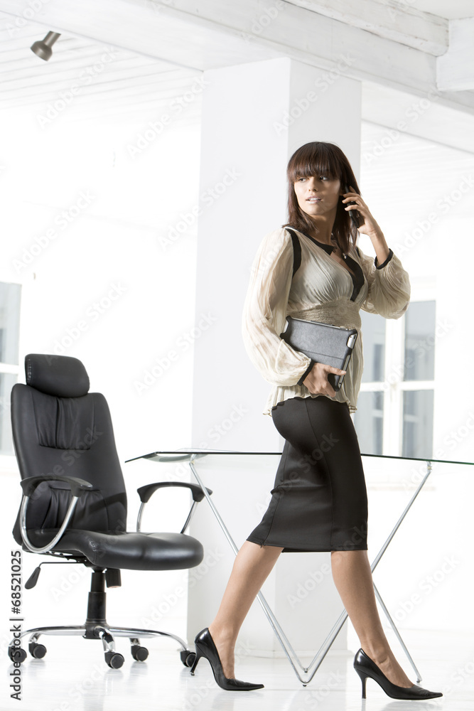 junge Frau im Büro, Studio junge Frau im Büro, Studio