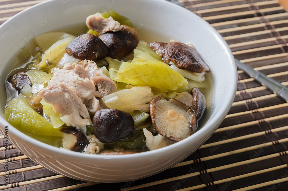 Pickled lettuce soup with shiitake mushroom and pork