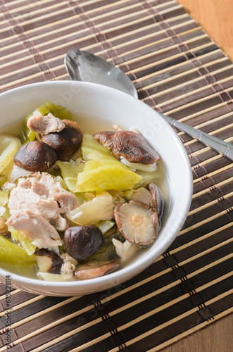 Pickled lettuce soup with shiitake mushroom and pork