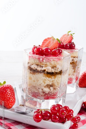 Strawberry - currant crumble Dessertt