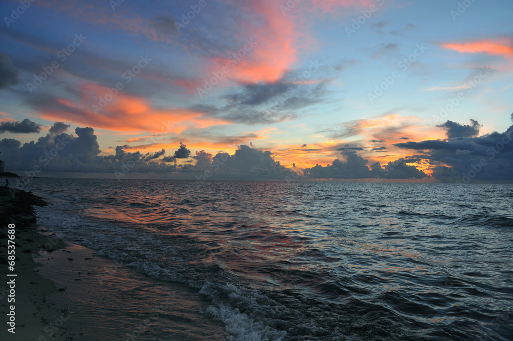 Fototapeta premium Early morning sunrise over Miami Beach skyline