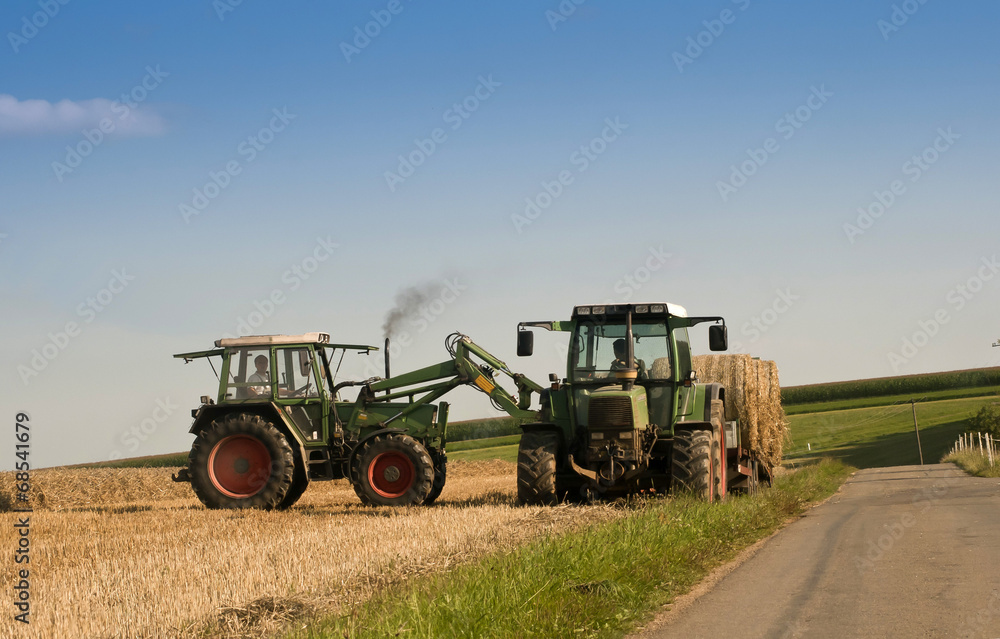 Obraz premium Traktor im Kornfeld