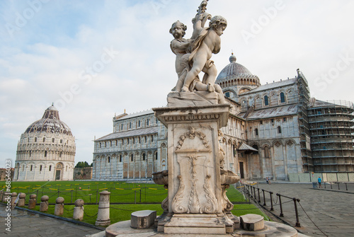 Fontana con Statue degli angeli, Pisa