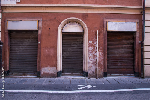 Saracinesche grigio zincane, negozio chiuso