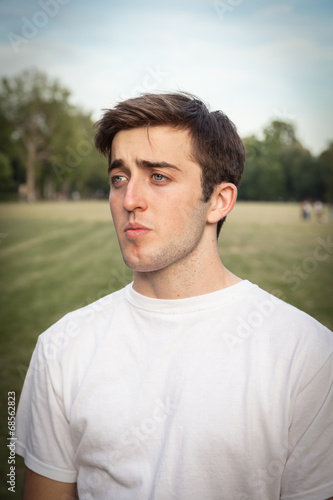 Ritratto di un ragazzo di 18 anni al parco