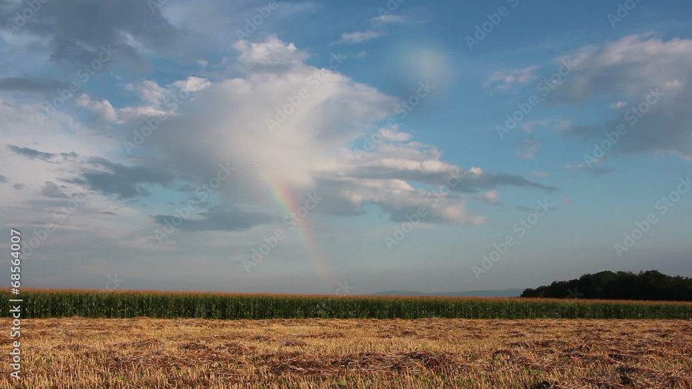 Regenbogen über einem Feld, Zeitraffer Regenbogen über einem Feld, Zeitraffer
