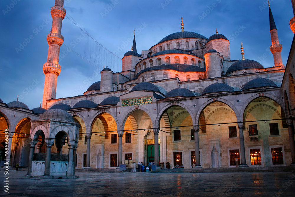 Fototapeta premium Blue mosque in Istanbul by night