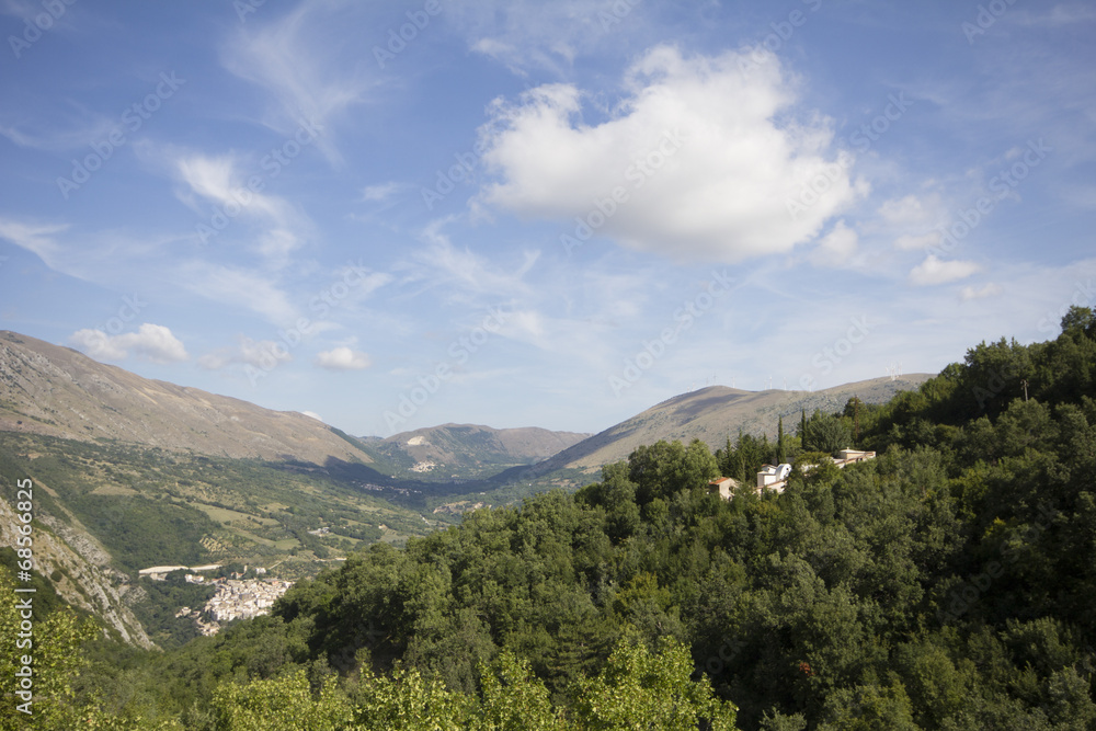 Fototapeta premium Borgo incastonato nell'appennino abruzzese