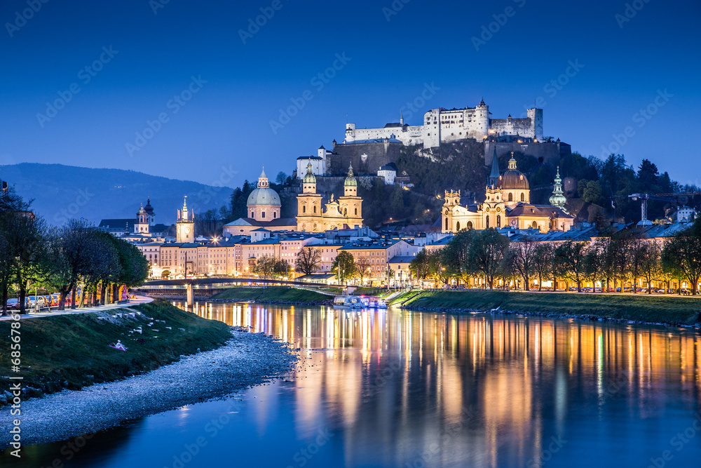 Obraz premium Historyczne miasto Salzburg w niebieskiej godzinie, Salzburger Land, Austria