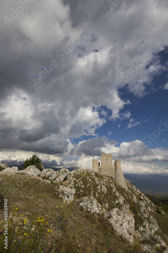 Nuvole minacciose su Rocca Calascio