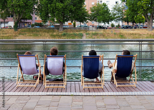 Obraz na płótnie détente sur les quais à Strasbourg w salonie