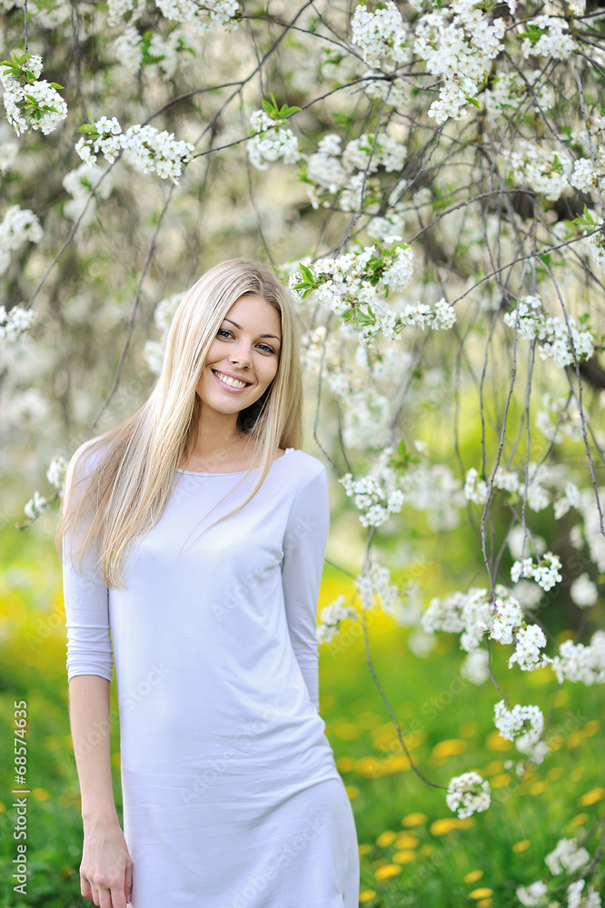 Portrait of young beautiful blond woman outdoors - obrazy, fototapety, plakaty 