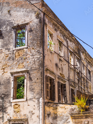 Ruined building in Kerkyra © nielskliim