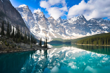 Poster Bergen Moraine Lake in Rocky Mountains  © Noradoa