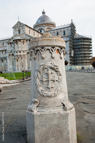 Pilastro in marmo, reggi catena, simbolo pisano photo