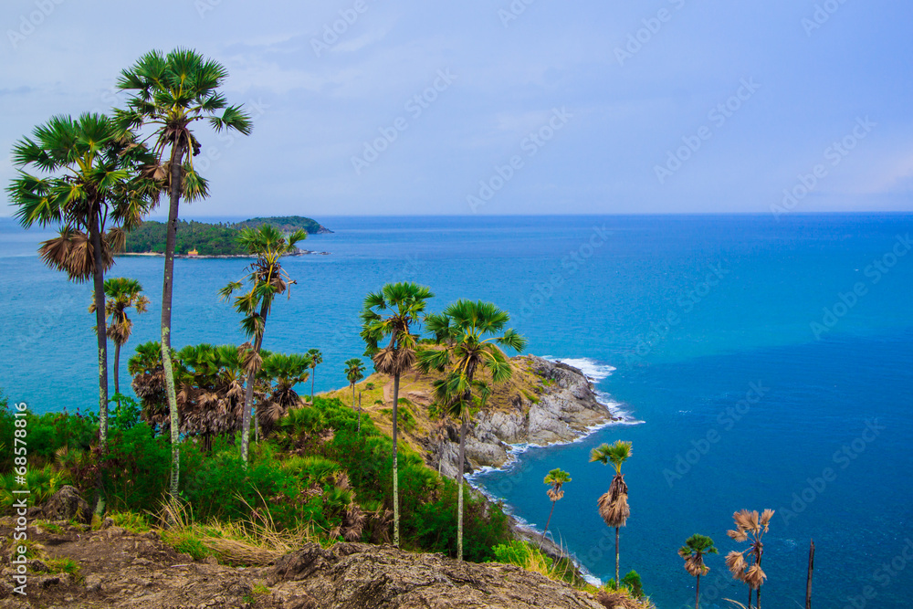Phromthep Cape is a mountain of rock that extends into the sea i Phromthep Cape is a mountain of rock that extends into the sea i