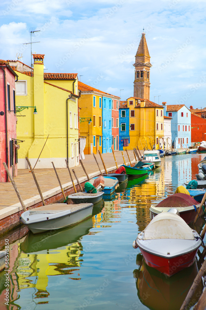 Fototapeta premium Color houses with boats on Burano island near Venice