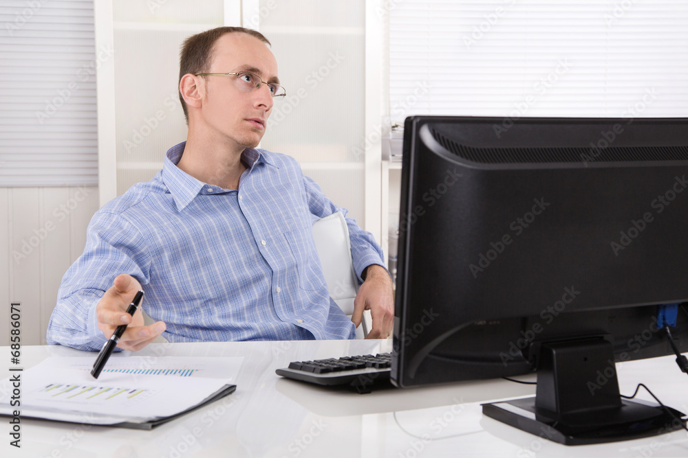 Burnout oder Langeweile im Büro: Businessmann hat Stress Burnout oder Langeweile im Büro: Businessmann hat Stress