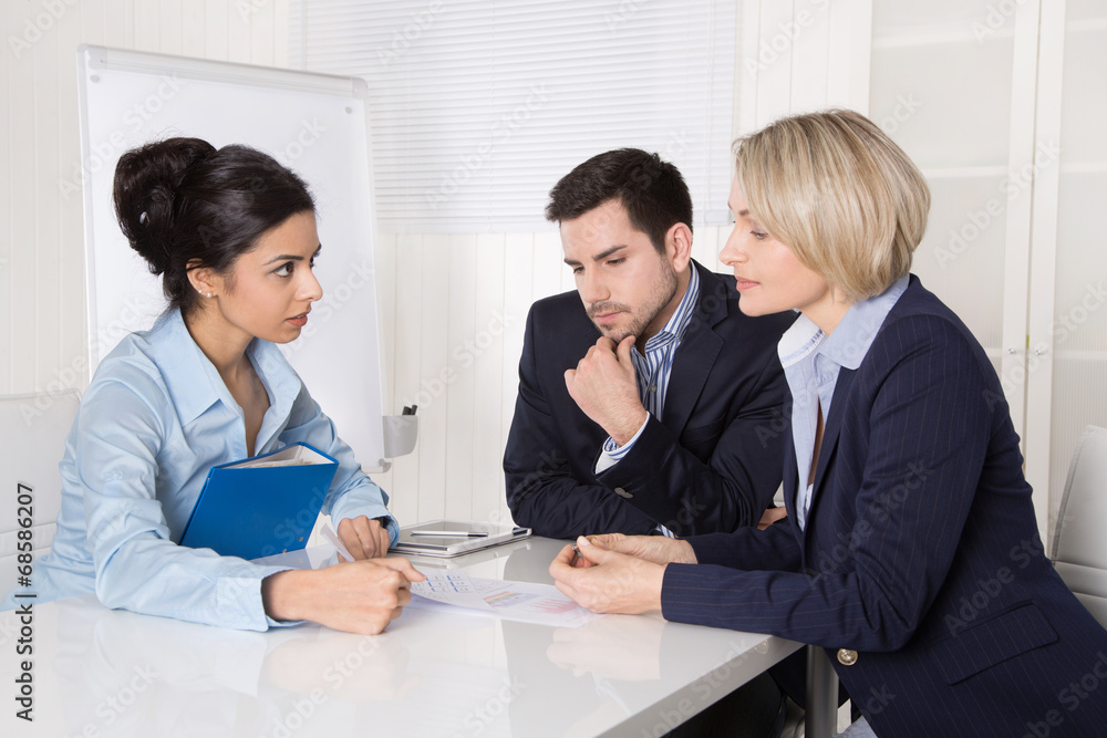 Drei Personen im Gespräch: Business Meeting