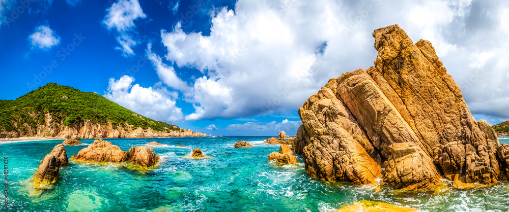 Fototapeta Linia brzegowa oceanu malowniczy panoramiczny widok w Costa Paradiso, Sardini