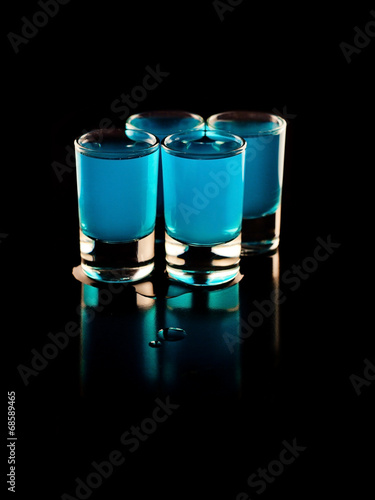 Fotografie kamikaze blue curacao lime lemoon juice shot
