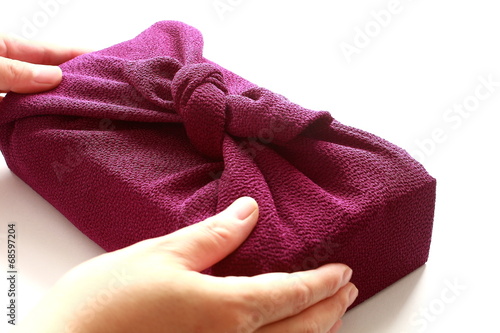 風呂敷に包んだ贈り物