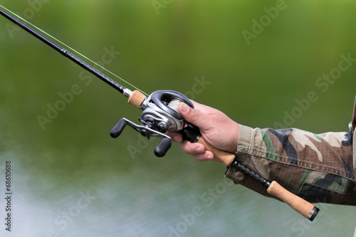 Spinning reel and casting