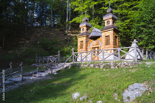 Drewniana kapliczka w Alpach,Dolina Planicy