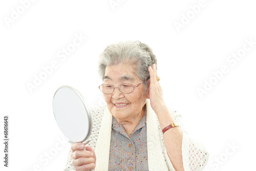 ヘアーセットに満足する高齢者