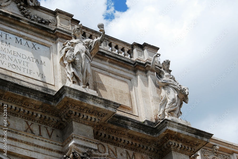 Fototapeta premium Fountain di Trevi - famous Rome's place