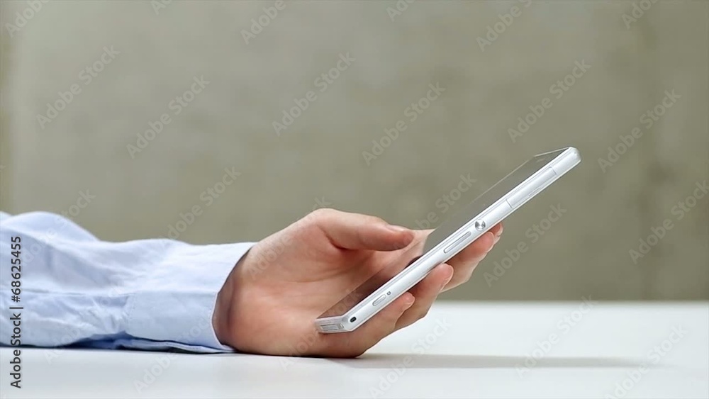スマートフォンを操作する手 スマートフォンを操作する手