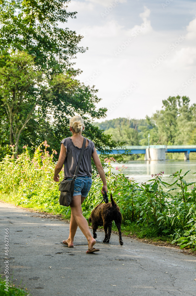 Junge Frau mit Hund von hinten Stock-foto | Adobe Stock