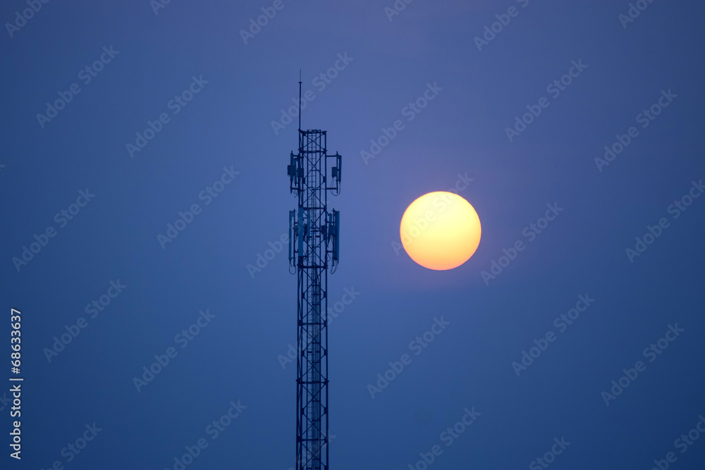 Obraz premium communication tower at sunset