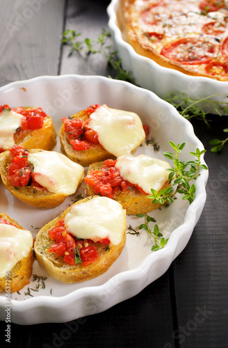 Crostini with tomato salsa and mozzarella cheese