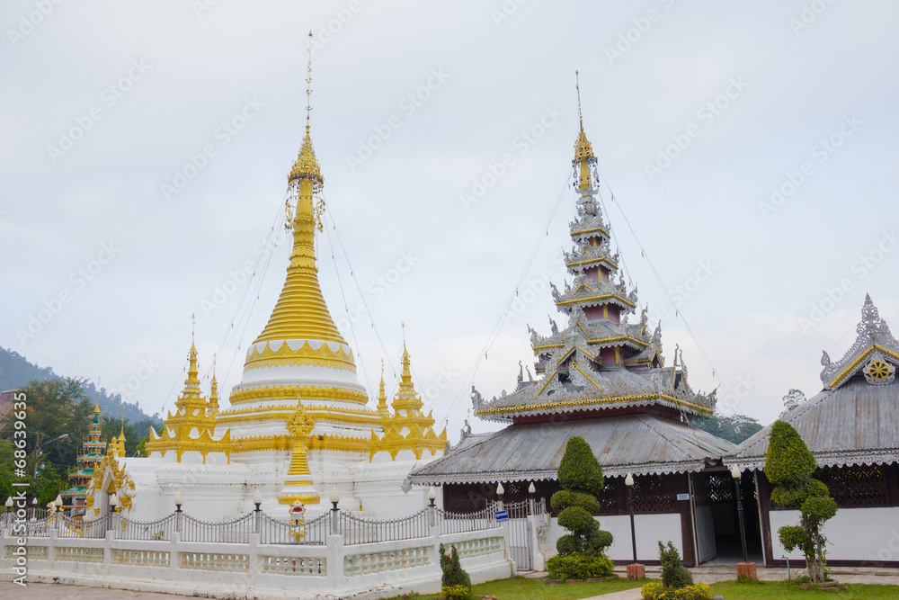 Pagoda white of Wat Chong Klang , Mae Hong Son, Thailand Pagoda white of Wat Chong Klang , Mae Hong Son, Thailand